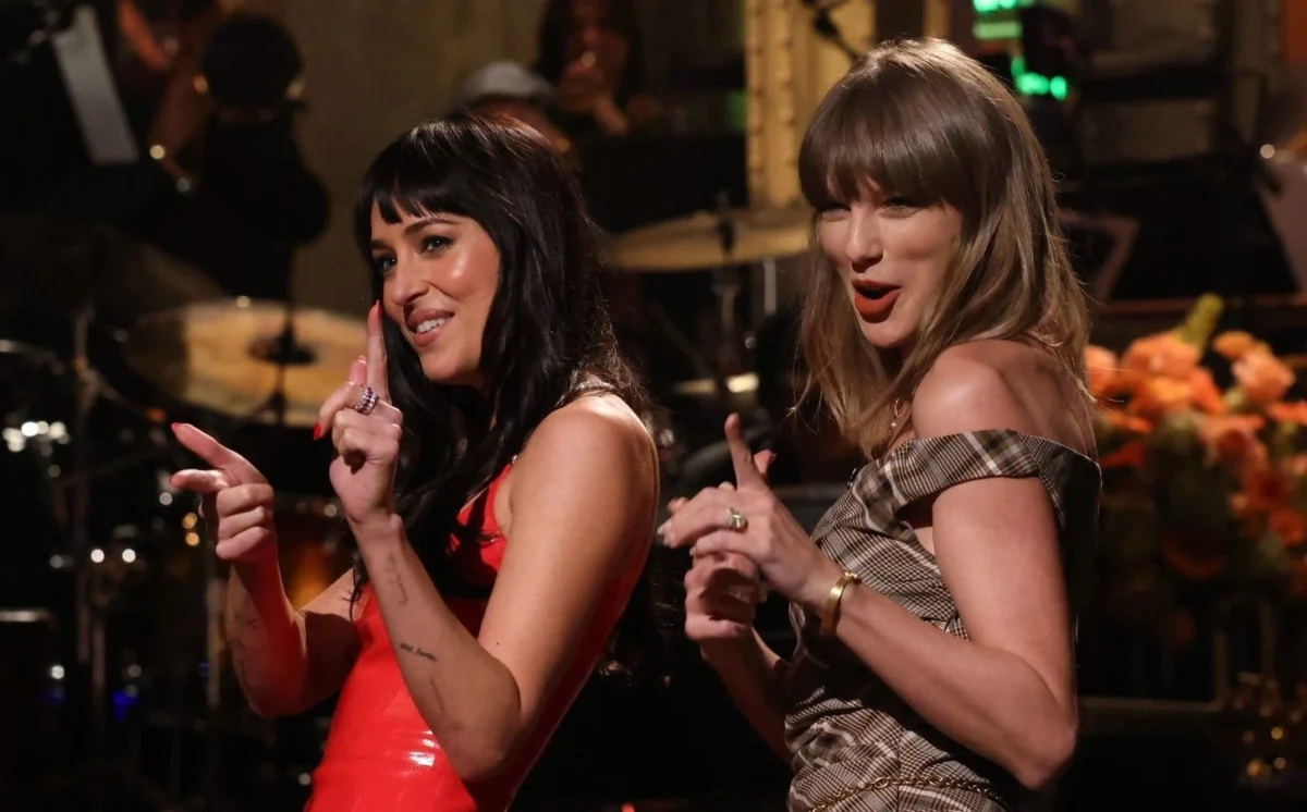 Taylor Swift Dakota Johnson SNL